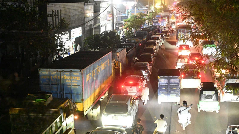 Read more about the article ১০ ঘণ্টায় ৩ দুর্ঘটনা, যানজটে স্থবির ঢাকার একাংশ
