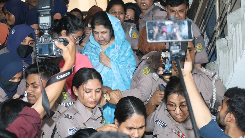 Read more about the article শিরীন শারমিনের রিমান্ড শুনানি ঘিরে আদালত চত্বরে হট্টগোল