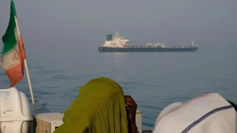 Read more about the article যুদ্ধবিরতির পর হরমুজে জাহাজ চলাচল স্বাভাবিক হওয়ার আভাস